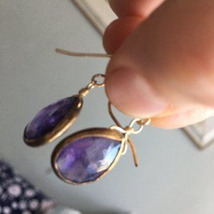 Amethyst dangle earnings in gold shell